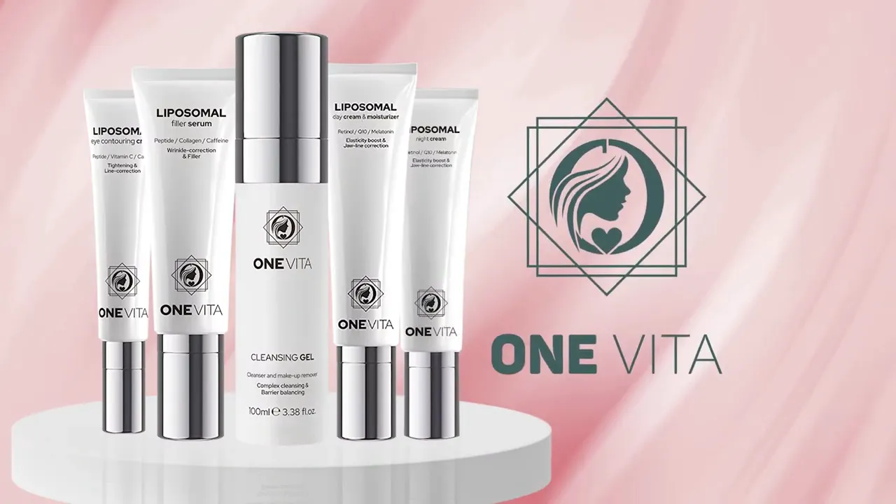 Ekspozimi i produkteve të kujdesit të lëkurës ONE VITA, duke përfshirë xhel pastrimi dhe kremra të ndryshëm lipozomalë, të rregulluar në piedestal të bardhë, në një sfond rozë. Në përputhje me udhëzimet tona të qarta të shitjeve të markës, logoja dhe emri zyrtar i ONE VITA janë shfaqur në të djathtë.